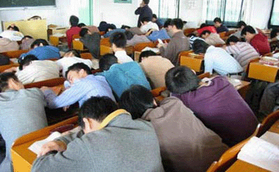95 后特征：用 iPad 看書，用課本搞繪畫