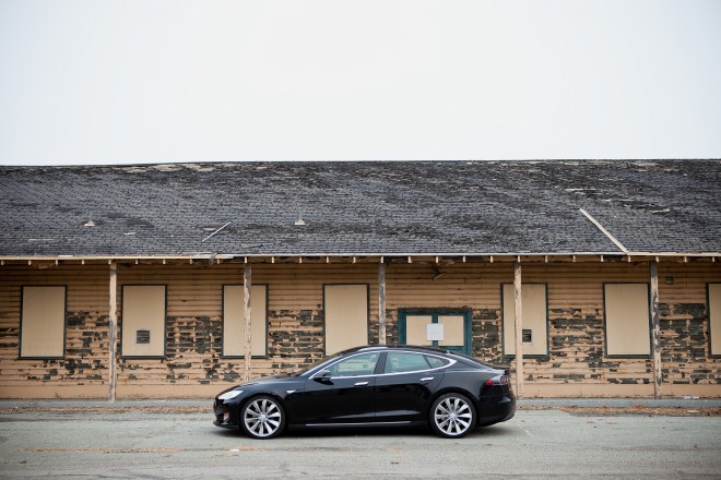 馬斯克坐不住了：特斯拉自動駕駛汽車明年就賣