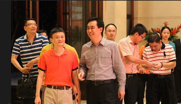 【早報(bào)】神轉(zhuǎn)折！馬云率高管會(huì)面許家印，或?qū)⒁黄稹疤咦闱颉?></span><div><div>【<a >神轉(zhuǎn)折！馬云率高管會(huì)面許家印，或?qū)⒁黄稹疤咦闱颉?/a>】6月4日晚，阿里巴巴集團(tuán)董事局主席馬云率領(lǐng)高管團(tuán)隊(duì)抵達(dá)廣州恒大中心。恒大集團(tuán)董事局主席許家印率領(lǐng)副總裁劉永灼等高管團(tuán)隊(duì)親自迎接。而之前一直有消息傳馬云將入主杭州綠城。</div><div>馬云在來(lái)往中稱，“討論問(wèn)題時(shí)，經(jīng)常有人會(huì)問(wèn)“what if。。。?！?萬(wàn)一。。”)。其實(shí)放不下的東西就千萬(wàn)別拿起來(lái)。走不出來(lái)的地方千萬(wàn)別僥幸進(jìn)去。如果能回答：so what？！so TMD what??！那就去干吧。哈哈。在機(jī)場(chǎng)，馬上去廣州！”</div><div>據(jù)知情人士透露，馬云此次很大可能與恒大合作，并與足球有關(guān)，相關(guān)發(fā)布會(huì)預(yù)計(jì)在6月5日上午11時(shí)召開(kāi)。</div><div><br></div><div>【<a >新產(chǎn)品：亞馬遜或6月18日發(fā)布旗下首款3D智能手機(jī)</a>】6月5日，據(jù)華爾街日?qǐng)?bào)網(wǎng)站報(bào)道，亞馬遜將于6月18日在西雅圖舉辦一場(chǎng)新產(chǎn)品發(fā)布會(huì)，可能是發(fā)布首款智能手機(jī)產(chǎn)品——還帶有3D界面。#看圖識(shí)物，是不是手機(jī)#</div><div><br></div><div><p style=